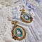 BO Mademoiselle Noellia avec des cabochons ovales repr&eacute;sentant une femme avec un chapeau et un n&oelig;ud blanc &agrave; laquelle s&rsquo;ajoute des cristaux, cha&icirc;nes strass P&ecirc;che et Turquoise sur crochets en plaqu&eacute; Or