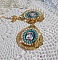 BO Mademoiselle Noellia avec des cabochons ovales repr&eacute;sentant une femme avec un chapeau et un n&oelig;ud blanc &agrave; laquelle s&rsquo;ajoute des cristaux, cha&icirc;nes strass P&ecirc;che et Turquoise sur crochets en plaqu&eacute; Or