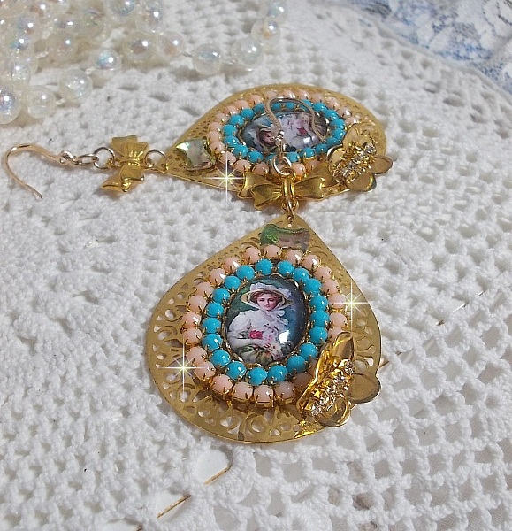 BO Mademoiselle Noellia avec des cabochons ovales repr&eacute;sentant une femme avec un chapeau et un n&oelig;ud blanc &agrave; laquelle s&rsquo;ajoute des cristaux, cha&icirc;nes strass P&ecirc;che et Turquoise sur crochets en plaqu&eacute; Or