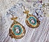 BO Mademoiselle Noellia avec des cabochons ovales repr&eacute;sentant une femme avec un chapeau et un n&oelig;ud blanc &agrave; laquelle s&rsquo;ajoute des cristaux, cha&icirc;nes strass P&ecirc;che et Turquoise sur crochets en plaqu&eacute; Or