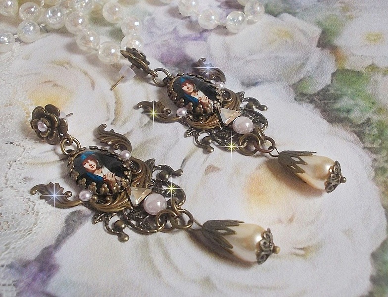 Boucles d'oreilles artisanales Madone avec perles et détails bronze.