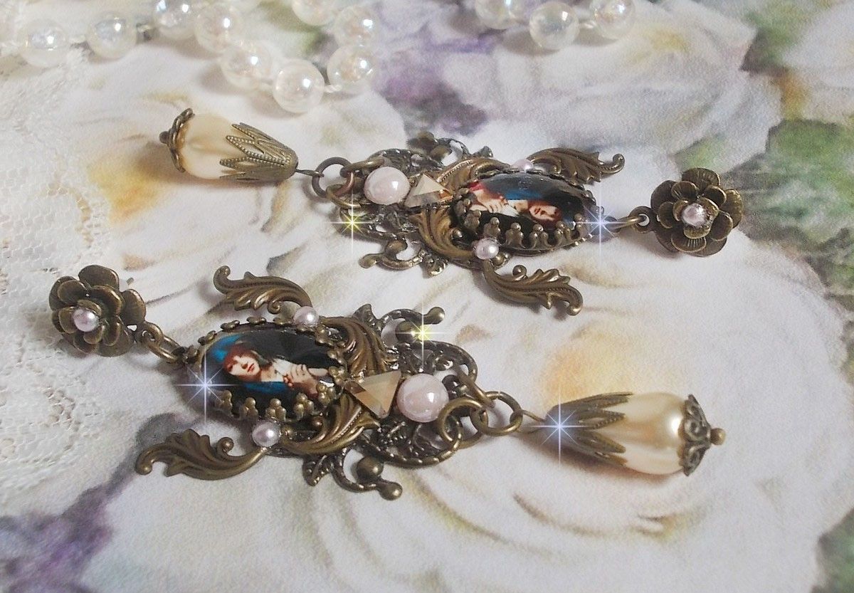 Boucles d'oreilles artisanales Madone avec perles et détails bronze.