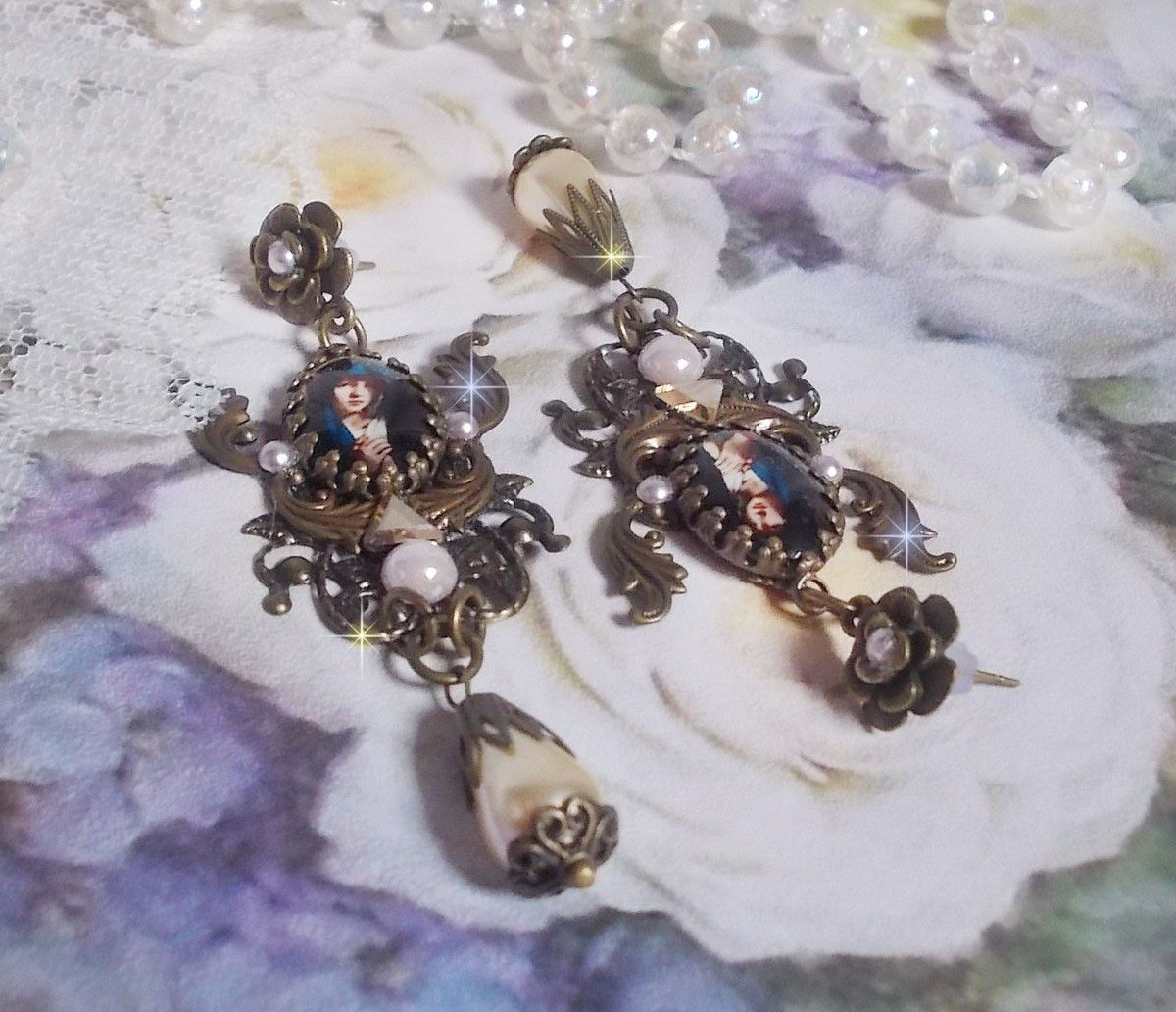 Boucles d'oreilles artisanales Madone en bronze et perles ivoire.