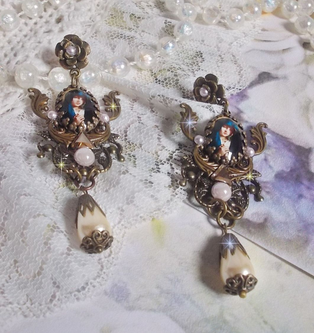Boucles d'oreilles artisanales Madone avec perles et détails bronze.