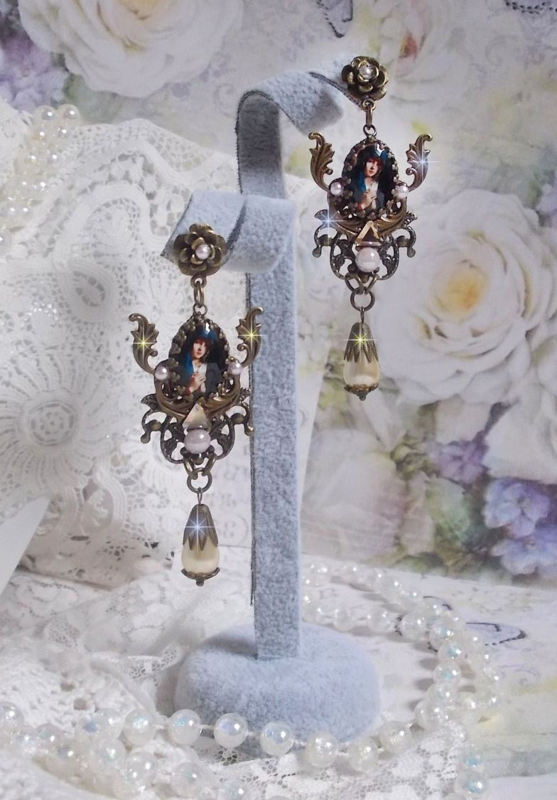 Boucles d'oreilles artisanales Madone avec perles et détails bronze.