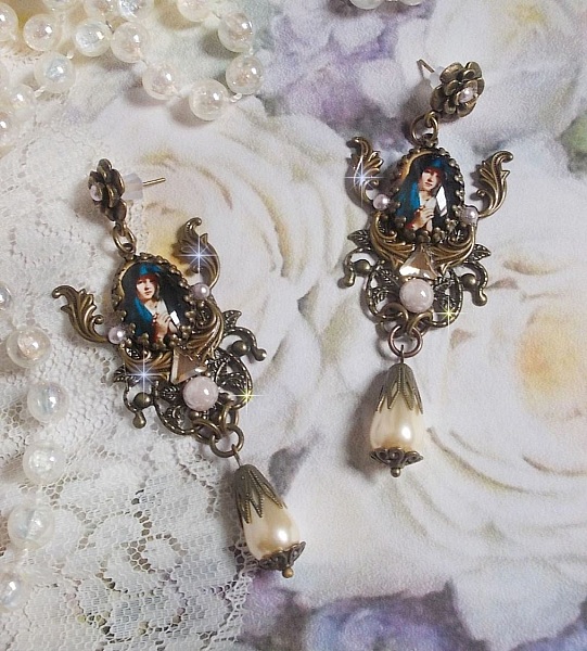 Boucles d'oreilles artisanales Madone avec perles et détails bronze.