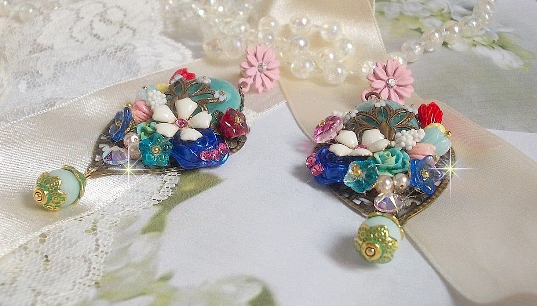 BO Majestueuses sur des estampes gouttes avec des cabochons, cristaux, fleurs clochettes, cabochons en r&eacute;sine, perles en verre et perles en Amazonite