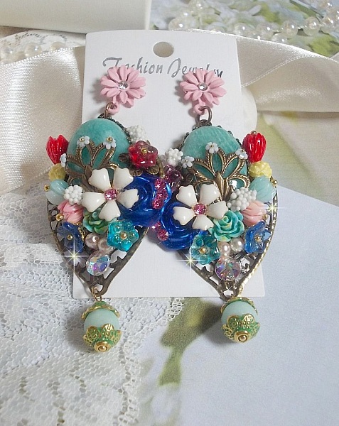 BO Majestueuses sur des estampes gouttes avec des cabochons, cristaux, fleurs clochettes, cabochons en r&eacute;sine, perles en verre et perles en Amazonite