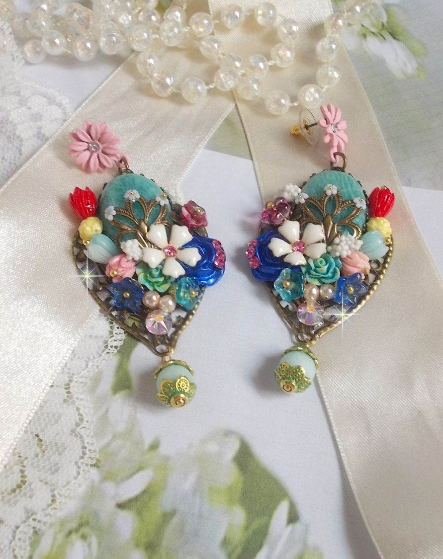 BO Majestueuses sur des estampes gouttes avec des cabochons, cristaux, fleurs clochettes, cabochons en r&eacute;sine, perles en verre et perles en Amazonite