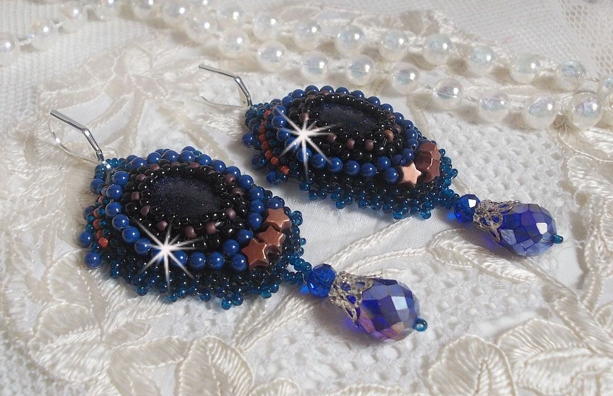 BO Les Maldives brod&eacute;es avec un cabochon Bleu/Noir paillet&eacute;, &eacute;toiles, cristaux, gouttes facett&eacute;es et rocailles