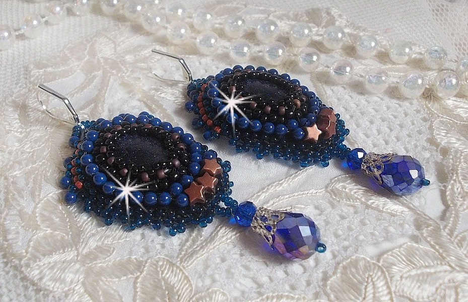 BO Les Maldives brod&eacute;es avec un cabochon Bleu/Noir paillet&eacute;, &eacute;toiles, cristaux, gouttes facett&eacute;es et rocailles