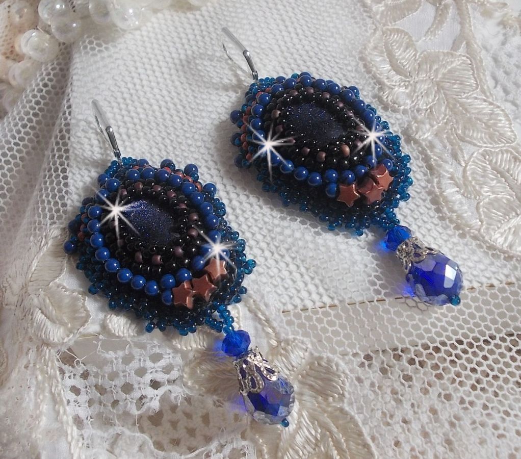 BO Les Maldives brod&eacute;es avec un cabochon Bleu/Noir paillet&eacute;, &eacute;toiles, cristaux, gouttes facett&eacute;es et rocailles