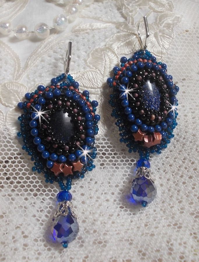BO Les Maldives brod&eacute;es avec un cabochon Bleu/Noir paillet&eacute;, &eacute;toiles, cristaux, gouttes facett&eacute;es et rocailles
