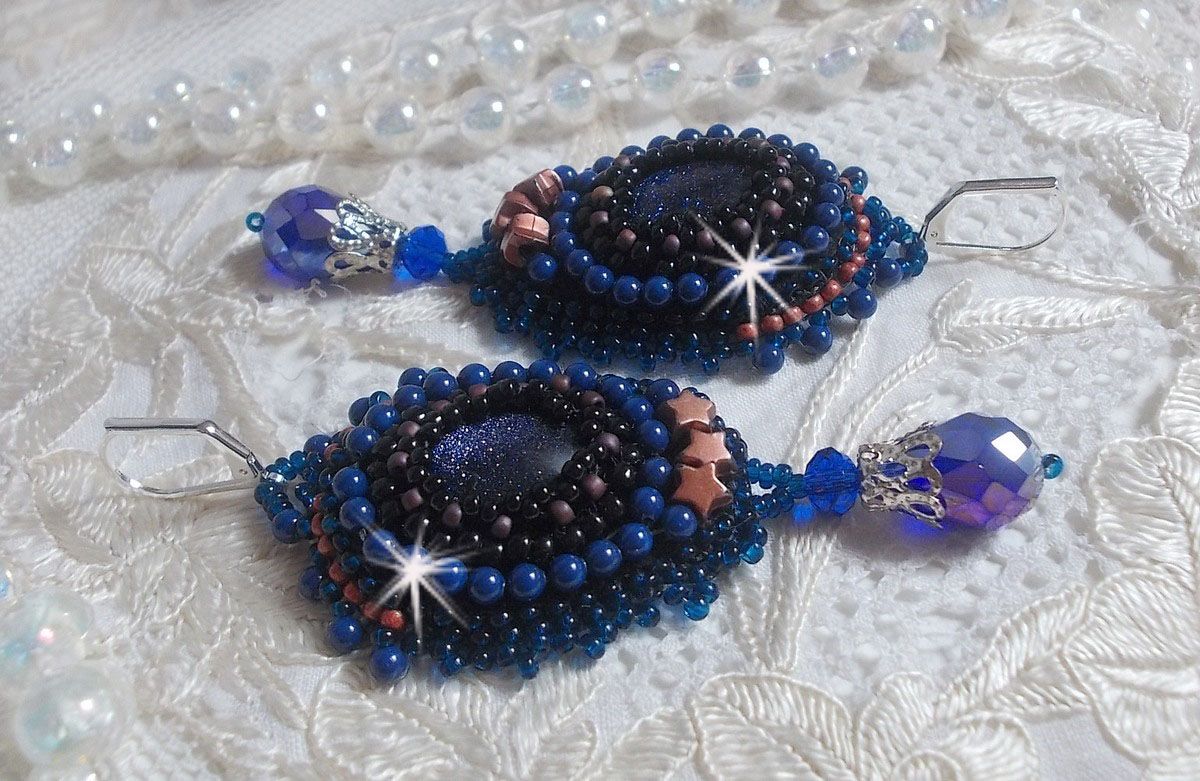 BO Les Maldives brod&eacute;es avec un cabochon Bleu/Noir paillet&eacute;, &eacute;toiles, cristaux, gouttes facett&eacute;es et rocailles