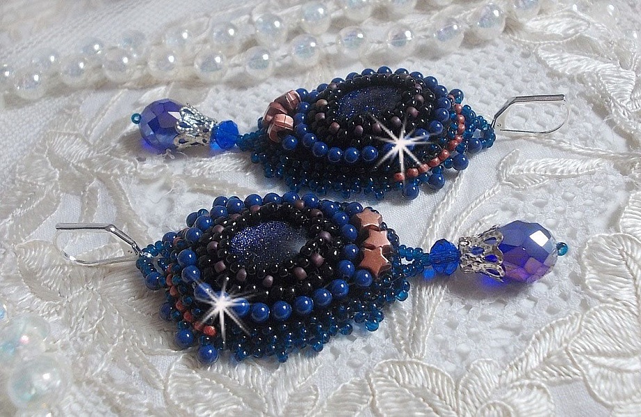 BO Les Maldives brod&eacute;es avec un cabochon Bleu/Noir paillet&eacute;, &eacute;toiles, cristaux, gouttes facett&eacute;es et rocailles