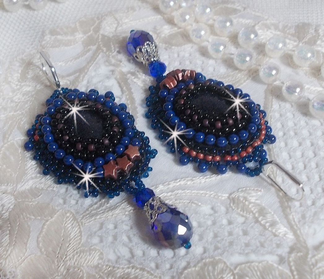 BO Les Maldives brod&eacute;es avec un cabochon Bleu/Noir paillet&eacute;, &eacute;toiles, cristaux, gouttes facett&eacute;es et rocailles