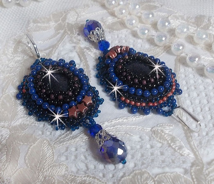 BO Les Maldives brod&eacute;es avec un cabochon Bleu/Noir paillet&eacute;, &eacute;toiles, cristaux, gouttes facett&eacute;es et rocailles