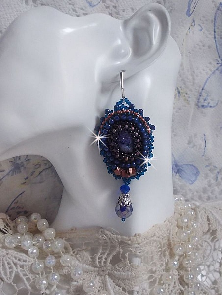 BO Les Maldives brod&eacute;es avec un cabochon Bleu/Noir paillet&eacute;, &eacute;toiles, cristaux, gouttes facett&eacute;es et rocailles
