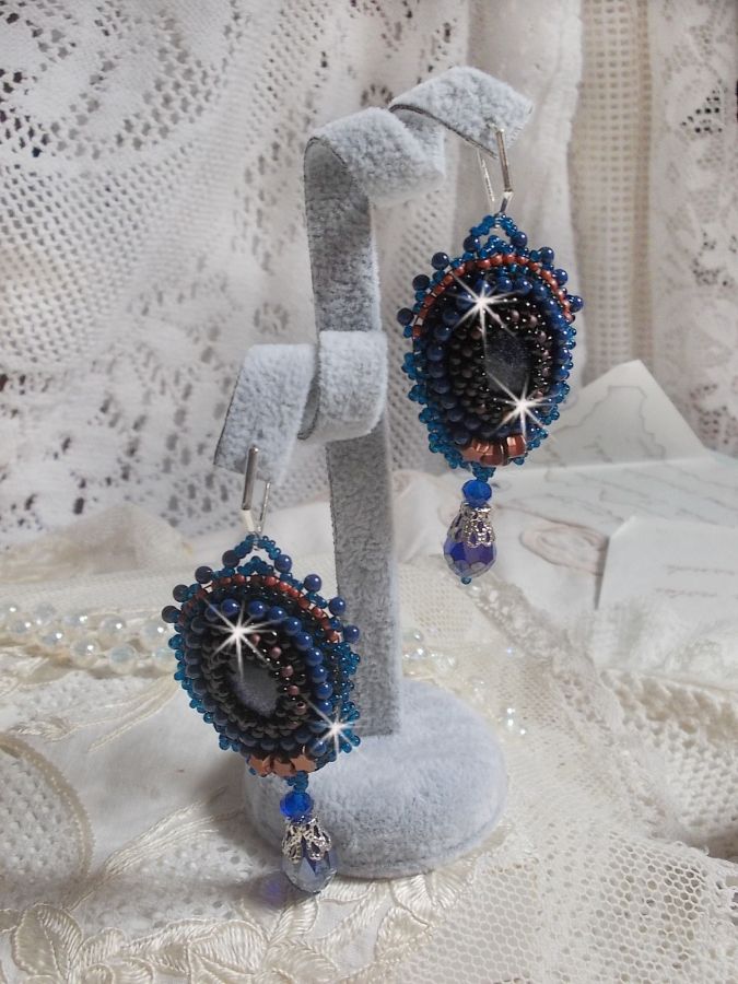 BO Les Maldives brod&eacute;es avec un cabochon Bleu/Noir paillet&eacute;, &eacute;toiles, cristaux, gouttes facett&eacute;es et rocailles