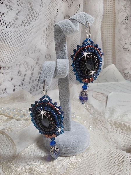 BO Les Maldives brod&eacute;es avec un cabochon Bleu/Noir paillet&eacute;, &eacute;toiles, cristaux, gouttes facett&eacute;es et rocailles