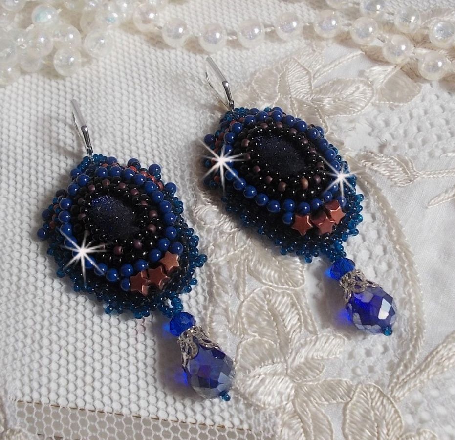 BO Les Maldives brod&eacute;es avec un cabochon Bleu/Noir paillet&eacute;, &eacute;toiles, cristaux, gouttes facett&eacute;es et rocailles
