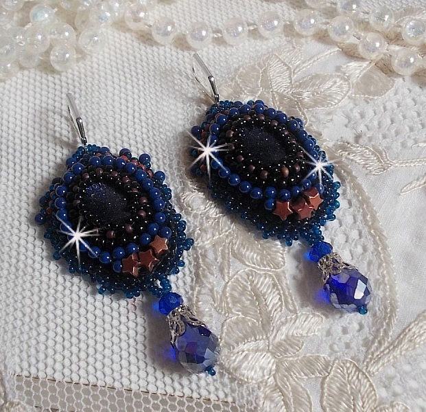 BO Les Maldives brod&eacute;es avec un cabochon Bleu/Noir paillet&eacute;, &eacute;toiles, cristaux, gouttes facett&eacute;es et rocailles