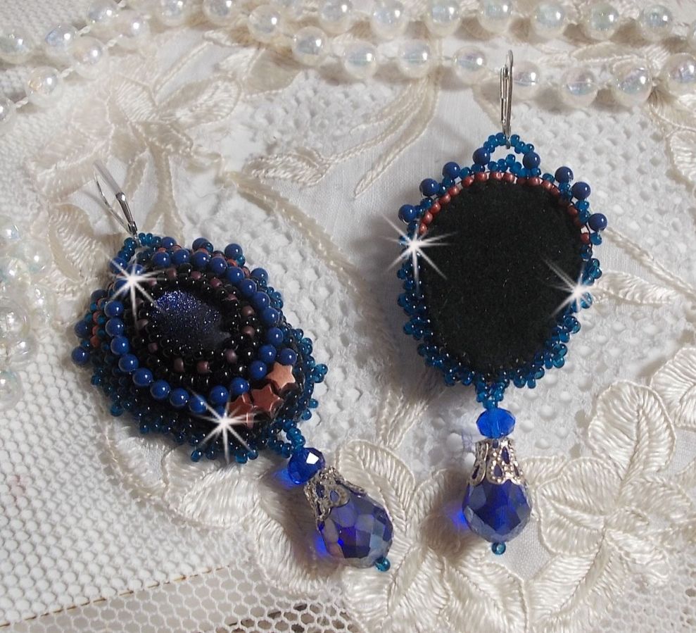 BO Les Maldives brod&eacute;es avec un cabochon Bleu/Noir paillet&eacute;, &eacute;toiles, cristaux, gouttes facett&eacute;es et rocailles