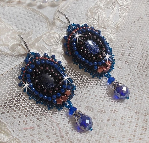 BO Les Maldives brod&eacute;es avec un cabochon Bleu/Noir paillet&eacute;, &eacute;toiles, cristaux, gouttes facett&eacute;es et rocailles