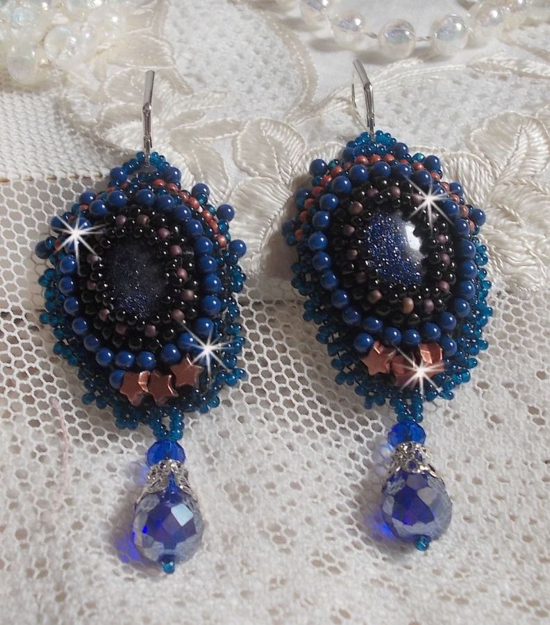 BO Les Maldives brod&eacute;es avec un cabochon Bleu/Noir paillet&eacute;, &eacute;toiles, cristaux, gouttes facett&eacute;es et rocailles
