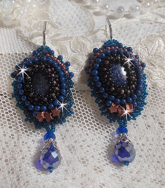 BO Les Maldives brod&eacute;es avec un cabochon Bleu/Noir paillet&eacute;, &eacute;toiles, cristaux, gouttes facett&eacute;es et rocailles