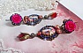 BO Marie et J&eacute;sus cabochons r&eacute;sine, fleurs en porcelaine, strass verre, poires facett&eacute;es et crochets d'oreilles laiton