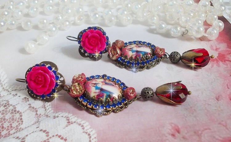 BO Marie et J&eacute;sus cabochons r&eacute;sine, fleurs en porcelaine, strass verre, poires facett&eacute;es et crochets d'oreilles laiton