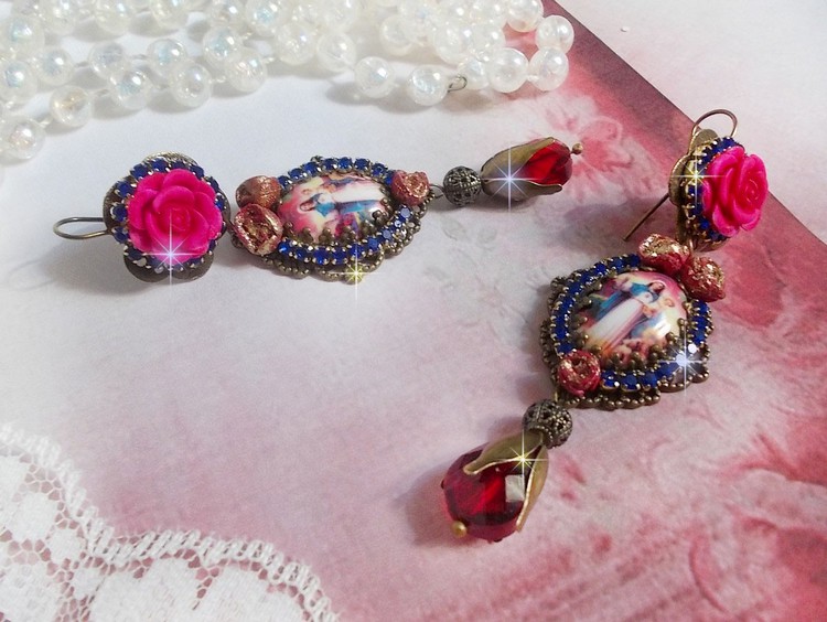 BO Marie et J&eacute;sus cabochons r&eacute;sine, fleurs en porcelaine, strass verre, poires facett&eacute;es et crochets d'oreilles laiton