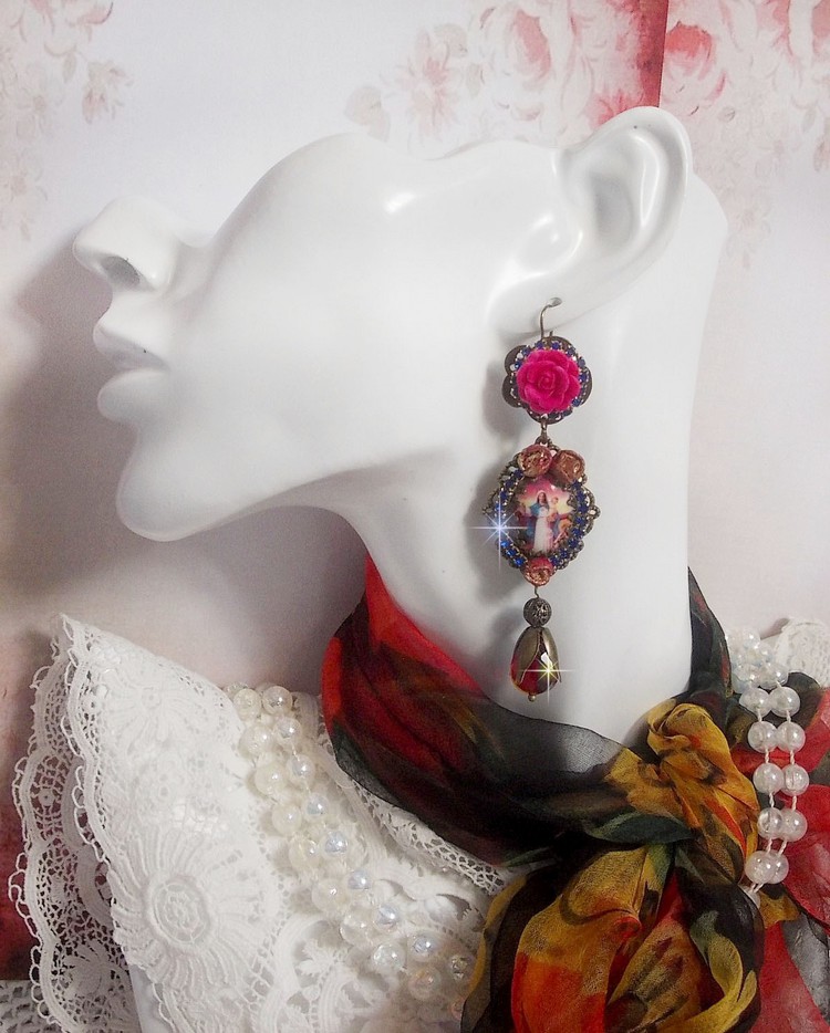 BO Marie et J&eacute;sus cabochons r&eacute;sine, fleurs en porcelaine, strass verre, poires facett&eacute;es et crochets d'oreilles laiton