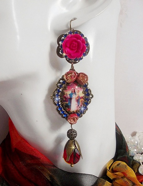BO Marie et J&eacute;sus cabochons r&eacute;sine, fleurs en porcelaine, strass verre, poires facett&eacute;es et crochets d'oreilles laiton