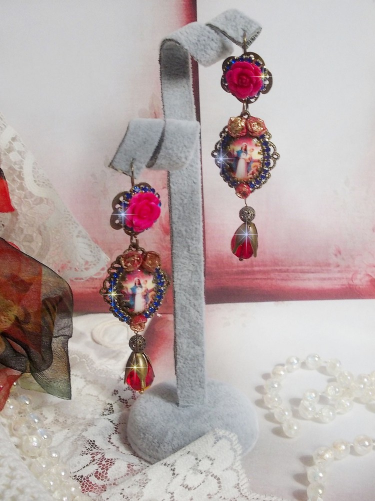 BO Marie et J&eacute;sus cabochons r&eacute;sine, fleurs en porcelaine, strass verre, poires facett&eacute;es et crochets d'oreilles laiton