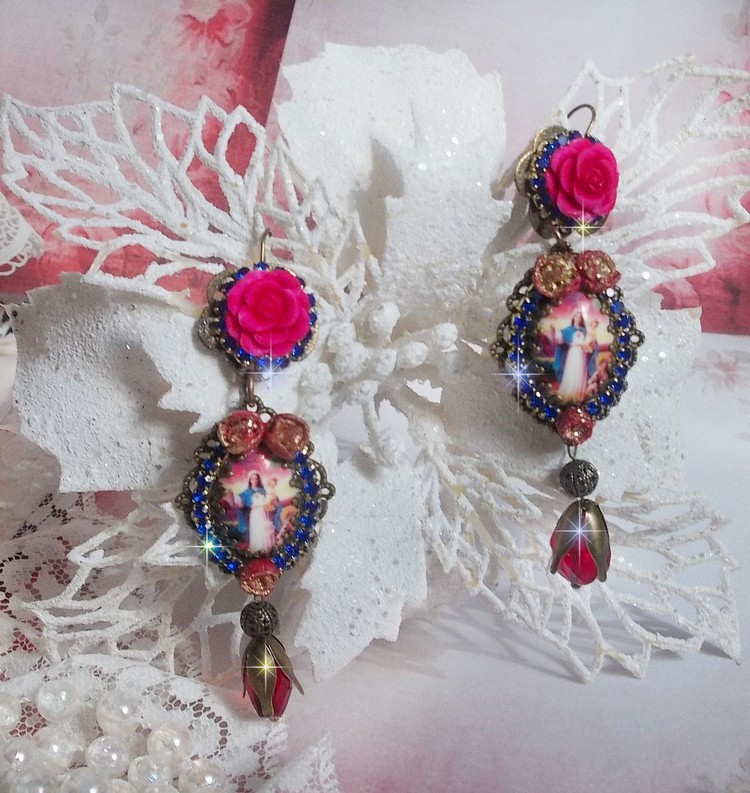 BO Marie et J&eacute;sus cabochons r&eacute;sine, fleurs en porcelaine, strass verre, poires facett&eacute;es et crochets d'oreilles laiton