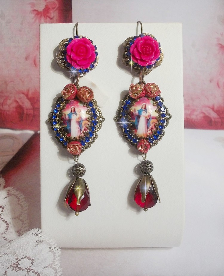 BO Marie et J&eacute;sus cabochons r&eacute;sine, fleurs en porcelaine, strass verre, poires facett&eacute;es et crochets d'oreilles laiton