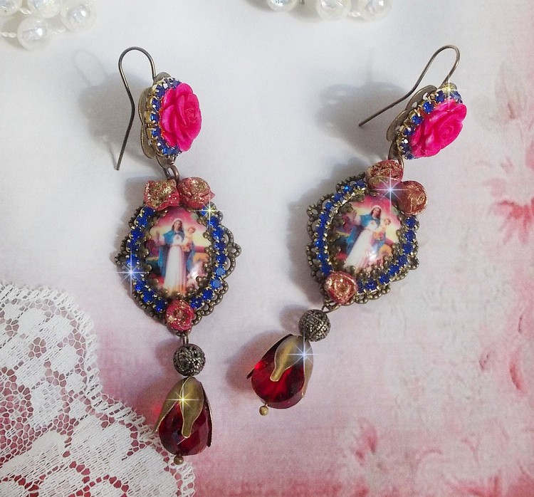 BO Marie et J&eacute;sus cabochons r&eacute;sine, fleurs en porcelaine, strass verre, poires facett&eacute;es et crochets d'oreilles laiton