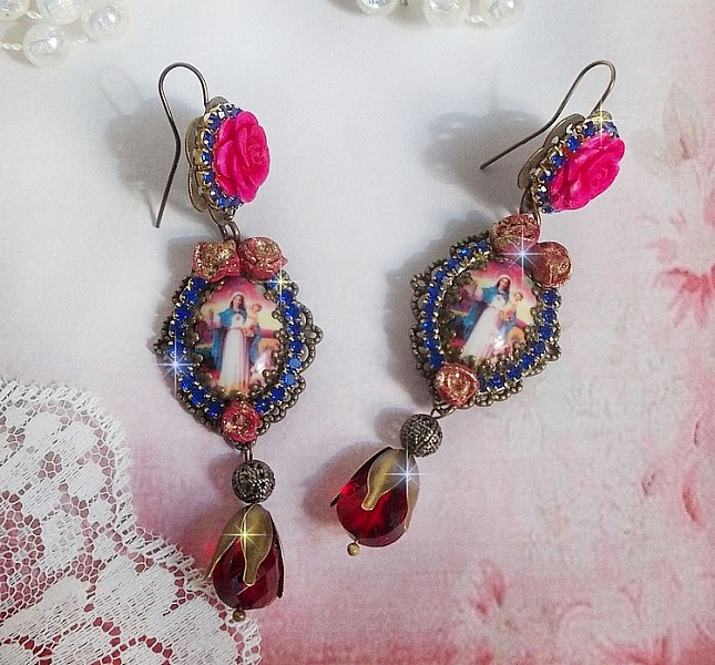 BO Marie et J&eacute;sus cabochons r&eacute;sine, fleurs en porcelaine, strass verre, poires facett&eacute;es et crochets d'oreilles laiton