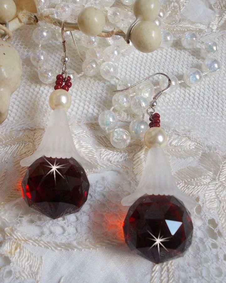 BO Marielle mont&eacute;es avec des pendants boules facett&eacute;es en Verre de boh&egrave;me, fleurs lucites Blanches, perles nacr&eacute;es en Cristal de Swarovski, rocailles couleur Bordeaux  et crochets Argent 925/1000