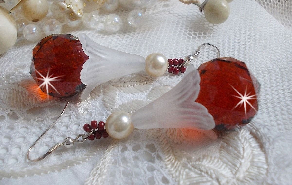 BO Marielle mont&eacute;es avec des pendants boules facett&eacute;es en Verre de boh&egrave;me, fleurs lucites Blanches, perles nacr&eacute;es en Cristal de Swarovski, rocailles couleur Bordeaux  et crochets Argent 925/1000