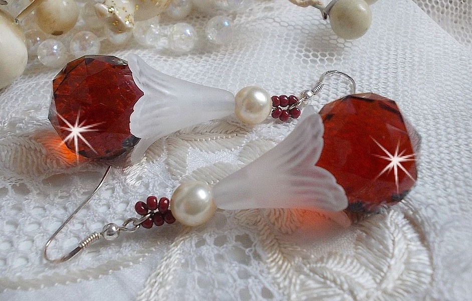 BO Marielle mont&eacute;es avec des pendants boules facett&eacute;es en Verre de boh&egrave;me, fleurs lucites Blanches, perles nacr&eacute;es en Cristal de Swarovski, rocailles couleur Bordeaux  et crochets Argent 925/1000