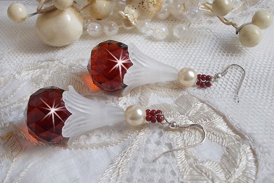 BO Marielle mont&eacute;es avec des pendants boules facett&eacute;es en Verre de boh&egrave;me, fleurs lucites Blanches, perles nacr&eacute;es en Cristal de Swarovski, rocailles couleur Bordeaux  et crochets Argent 925/1000