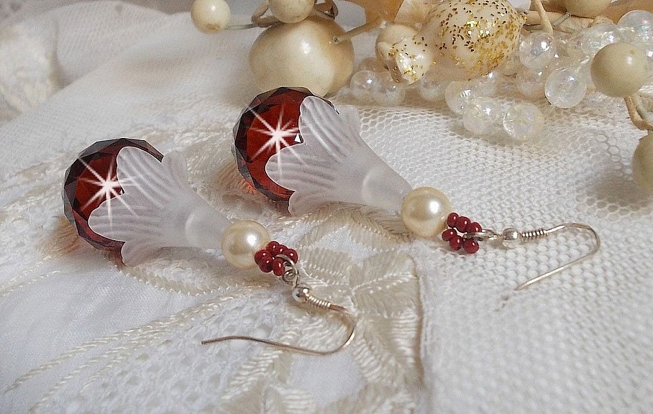 BO Marielle mont&eacute;es avec des pendants boules facett&eacute;es en Verre de boh&egrave;me, fleurs lucites Blanches, perles nacr&eacute;es en Cristal de Swarovski, rocailles couleur Bordeaux  et crochets Argent 925/1000