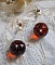 BO Marielle mont&eacute;es avec des pendants boules facett&eacute;es en Verre de boh&egrave;me, fleurs lucites Blanches, perles nacr&eacute;es en Cristal de Swarovski, rocailles couleur Bordeaux  et crochets Argent 925/1000