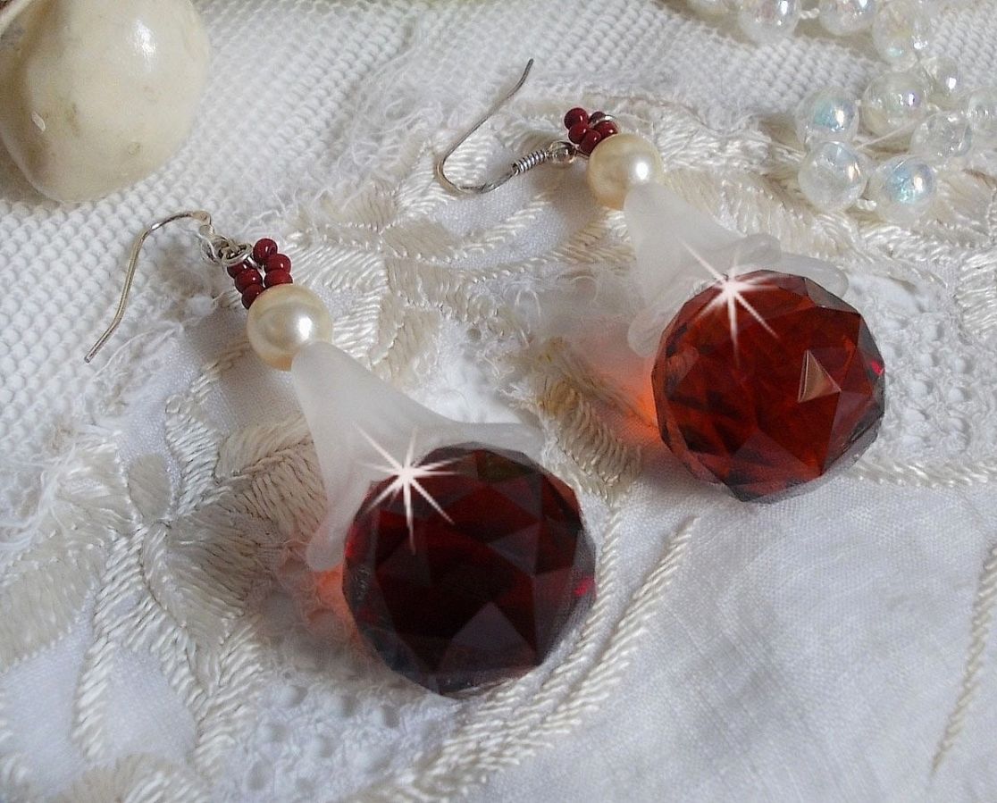 BO Marielle mont&eacute;es avec des pendants boules facett&eacute;es en Verre de boh&egrave;me, fleurs lucites Blanches, perles nacr&eacute;es en Cristal de Swarovski, rocailles couleur Bordeaux  et crochets Argent 925/1000