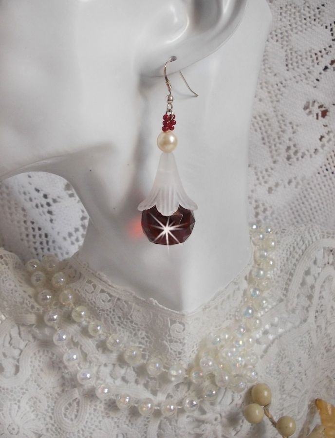 BO Marielle mont&eacute;es avec des pendants boules facett&eacute;es en Verre de boh&egrave;me, fleurs lucites Blanches, perles nacr&eacute;es en Cristal de Swarovski, rocailles couleur Bordeaux  et crochets Argent 925/1000