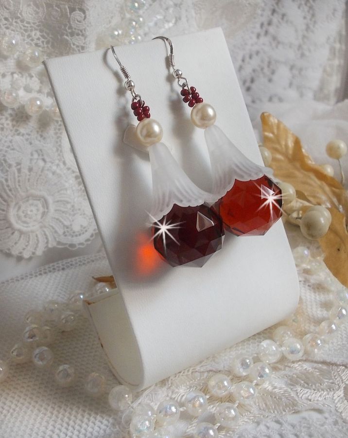 BO Marielle mont&eacute;es avec des pendants boules facett&eacute;es en Verre de boh&egrave;me, fleurs lucites Blanches, perles nacr&eacute;es en Cristal de Swarovski, rocailles couleur Bordeaux  et crochets Argent 925/1000