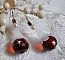 BO Marielle mont&eacute;es avec des pendants boules facett&eacute;es en Verre de boh&egrave;me, fleurs lucites Blanches, perles nacr&eacute;es en Cristal de Swarovski, rocailles couleur Bordeaux  et crochets Argent 925/1000
